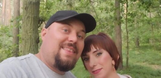 Kupił dla żony wykrywacz… pistolet VIS znaleziony w lesie przez początkujących pasjonatów (GALERIA) Sylwia i Patryk Paczkowski, którzy odkryli lesie VIS'a