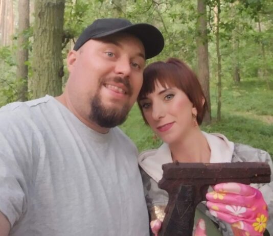 Kupił dla żony wykrywacz… pistolet VIS znaleziony w lesie przez początkujących pasjonatów (GALERIA) Sylwia i Patryk Paczkowski, którzy odkryli lesie VIS'a