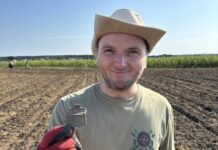 Znaleziono nieśmiertelnik włoskiego żołnierza Mariusz Jarząbek z Stowarzyszenia Historyczno-Eksploracyjnego „Jaćwież” wraz z odkrytym nieśmiertelnikiem