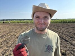 Znaleziono nieśmiertelnik włoskiego żołnierza Mariusz Jarząbek z Stowarzyszenia Historyczno-Eksploracyjnego „Jaćwież” wraz z odkrytym nieśmiertelnikiem