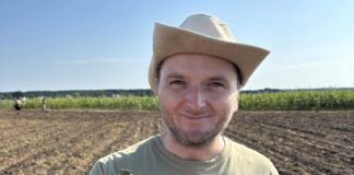 Znaleziono nieśmiertelnik włoskiego żołnierza Mariusz Jarząbek z Stowarzyszenia Historyczno-Eksploracyjnego „Jaćwież” wraz z odkrytym nieśmiertelnikiem