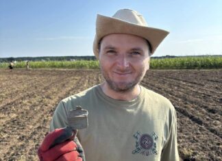 Znaleziono nieśmiertelnik włoskiego żołnierza Mariusz Jarząbek z Stowarzyszenia Historyczno-Eksploracyjnego „Jaćwież” wraz z odkrytym nieśmiertelnikiem