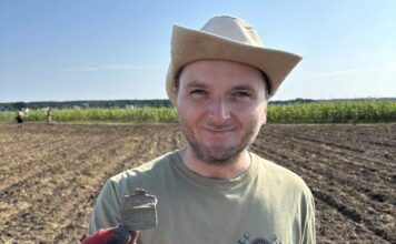 Znaleziono nieśmiertelnik włoskiego żołnierza Mariusz Jarząbek z Stowarzyszenia Historyczno-Eksploracyjnego „Jaćwież” wraz z odkrytym nieśmiertelnikiem