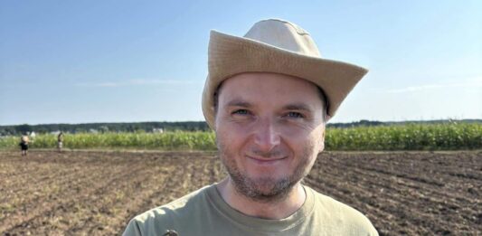 Znaleziono nieśmiertelnik włoskiego żołnierza Mariusz Jarząbek z Stowarzyszenia Historyczno-Eksploracyjnego „Jaćwież” wraz z odkrytym nieśmiertelnikiem