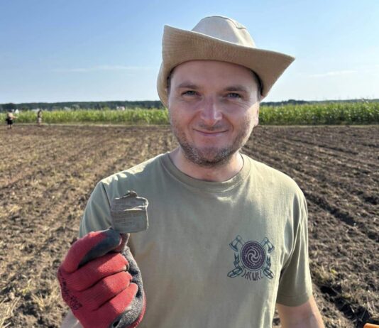 Znaleziono nieśmiertelnik włoskiego żołnierza Mariusz Jarząbek z Stowarzyszenia Historyczno-Eksploracyjnego „Jaćwież” wraz z odkrytym nieśmiertelnikiem