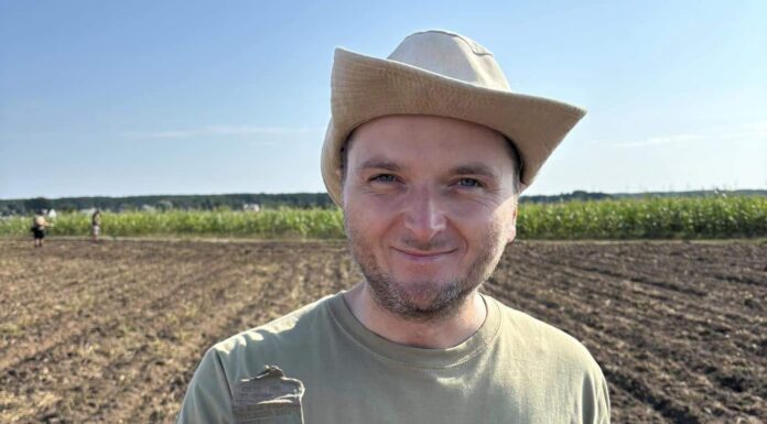 Znaleziono nieśmiertelnik włoskiego żołnierza Mariusz Jarząbek z Stowarzyszenia Historyczno-Eksploracyjnego „Jaćwież” wraz z odkrytym nieśmiertelnikiem