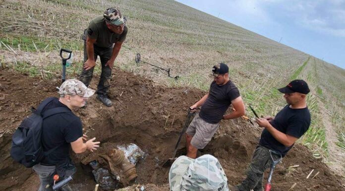 Niósł pomoc walczącej Warszawie… szczątki bombowca RAF-u odkryte w okolicach Opatowa (GALERIA) Szczątki bombowca Handley Page Halifax EB-147 fot. Stowarzyszenie Historyczno-Archeologicznego im. 2 Pułku Piechoty Legionów