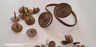 Wspaniały skarb z epoki brązu odnaleziony przez członka Sochaczewskiej Grupy Odkrywców Historii Skarb odkryty na terenie gminy Młodzieszyn fot. strona grupy na Facebooku