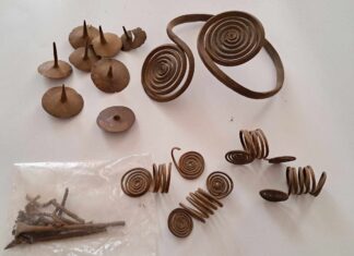 Wspaniały skarb z epoki brązu odnaleziony przez członka Sochaczewskiej Grupy Odkrywców Historii Skarb odkryty na terenie gminy Młodzieszyn fot. strona grupy na Facebooku