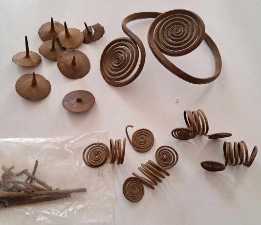 Wspaniały skarb z epoki brązu odnaleziony przez członka Sochaczewskiej Grupy Odkrywców Historii Skarb odkryty na terenie gminy Młodzieszyn fot. strona grupy na Facebooku