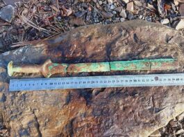 Miecz z epoki brązu odkryty na Podkarpaciu (GALERIA) Miecz z epoki brązu odkryty w Sękowej