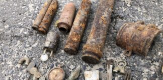 Złota blaszka odkryta przez członka Pruszczańskiego Stowarzyszenia Historyczno-Poszukiwawczego „Faktoria”. źródło: Facebook