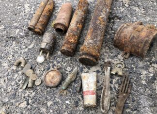 Złota blaszka odkryta przez członka Pruszczańskiego Stowarzyszenia Historyczno-Poszukiwawczego „Faktoria”. źródło: Facebook