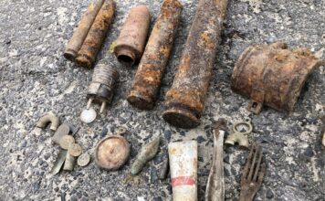 Złota blaszka odkryta przez członka Pruszczańskiego Stowarzyszenia Historyczno-Poszukiwawczego „Faktoria”. źródło: Facebook