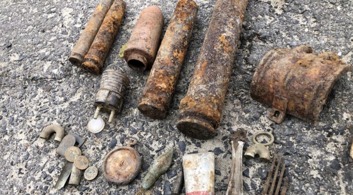 Złota blaszka odkryta przez członka Pruszczańskiego Stowarzyszenia Historyczno-Poszukiwawczego „Faktoria”. źródło: Facebook