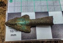 Grot strzały z okresu kultury łużyckiej odkryty przez Kaliską Grupę Eksploracyjną. grot z kultury łużyckiej fot. kaliska grupa eksploracyjna