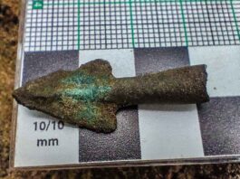 Grot strzały z okresu kultury łużyckiej odkryty przez Kaliską Grupę Eksploracyjną. grot z kultury łużyckiej fot. kaliska grupa eksploracyjna