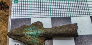 Grot strzały z okresu kultury łużyckiej odkryty przez Kaliską Grupę Eksploracyjną. grot z kultury łużyckiej fot. kaliska grupa eksploracyjna