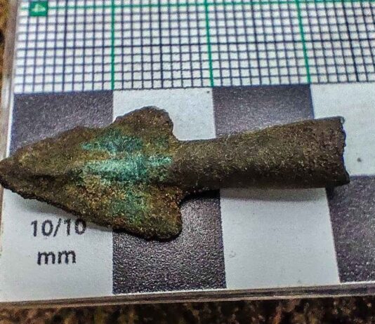 Grot strzały z okresu kultury łużyckiej odkryty przez Kaliską Grupę Eksploracyjną. grot z kultury łużyckiej fot. kaliska grupa eksploracyjna