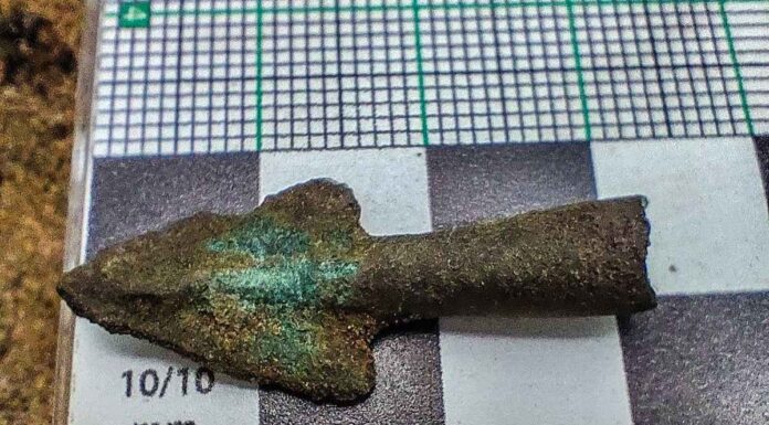 Grot strzały z okresu kultury łużyckiej odkryty przez Kaliską Grupę Eksploracyjną. grot z kultury łużyckiej fot. kaliska grupa eksploracyjna