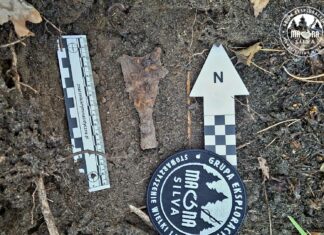 Rzadkie średniowieczne groty strzał odkryte niedaleko miejscowości Supraśl, w woj. podlaskim Grot odnaleziony przez grupe fot. zbiory własne grupy