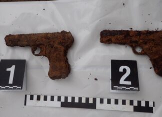 Niespodzianka przy szczątkach radzieckich żołnierzy (GALERIA) Dwa-pistolety-TT-33