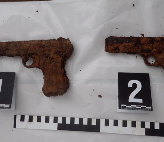 Niespodzianka przy szczątkach radzieckich żołnierzy (GALERIA) Dwa-pistolety-TT-33