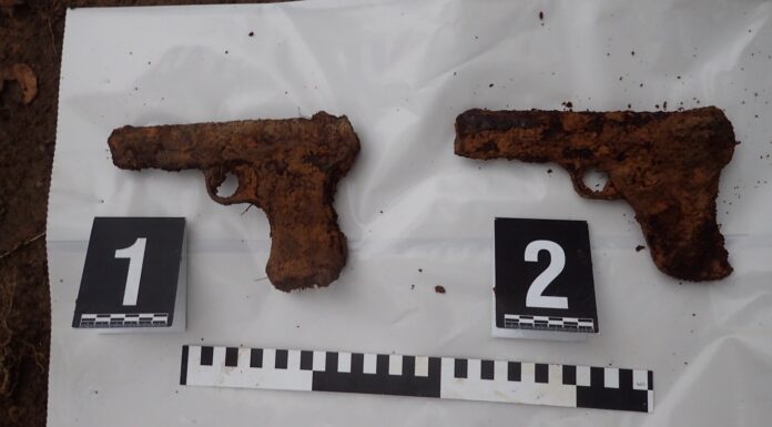 Niespodzianka przy szczątkach radzieckich żołnierzy (GALERIA) Dwa-pistolety-TT-33