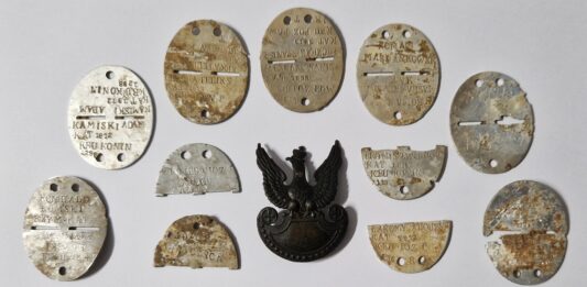 Za każdym nieśmiertelnikiem kryje się ludzka historia. Odnalezione, po latach wracają do krewnych ofiar wojen Zbiory nieśmiertelników SGOH