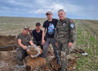 Szczątki samolotu bombowca RAF-u Handley Page Halifax MK V EB147 przekazane do Muzeum Sił Powietrznych w Dęblinie (GALERIA) Zdjęcie z wydobycia szczątków samolotu