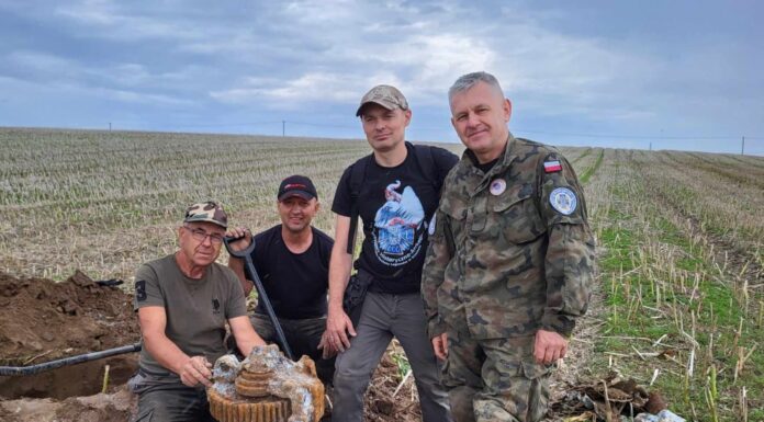Szczątki samolotu bombowca RAF-u Handley Page Halifax MK V EB147 przekazane do Muzeum Sił Powietrznych w Dęblinie (GALERIA) Zdjęcie z wydobycia szczątków samolotu
