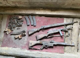 Remont podłogi ukazał niezwykłą historię ukrytą od wojny Wojenny depozyt ukryty pod podłogą