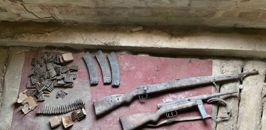 Remont podłogi ukazał niezwykłą historię ukrytą od wojny Wojenny depozyt ukryty pod podłogą