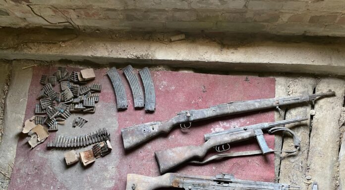 Remont podłogi ukazał niezwykłą historię ukrytą od wojny Wojenny depozyt ukryty pod podłogą