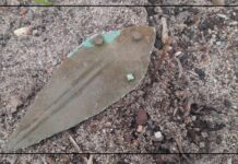 Odkrycie świetnie zachowanego sztyletu sprzed kilku tysięcy lat! (GALERIA) ostrze-przed-wydobyciem