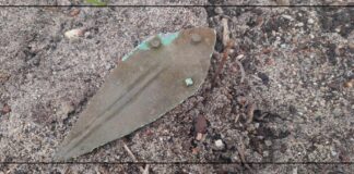 Odkrycie świetnie zachowanego sztyletu sprzed kilku tysięcy lat! (GALERIA) ostrze-przed-wydobyciem