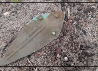 Odkrycie świetnie zachowanego sztyletu sprzed kilku tysięcy lat! (GALERIA) ostrze-przed-wydobyciem