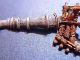 Przerwanie prac poszukiwawczych. Znaleziska świadczą o odkryciu pradawnego cmentarza! srebrna fibula