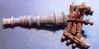 Przerwanie prac poszukiwawczych. Znaleziska świadczą o odkryciu pradawnego cmentarza! srebrna fibula