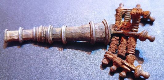 Przerwanie prac poszukiwawczych. Znaleziska świadczą o odkryciu pradawnego cmentarza! srebrna fibula