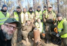 Ponad 100 letni. Odnaleziony, został przekazany do fabryki, która go wyprodukowała (GALERIA) zdjęcie grupowe po wydobyciu