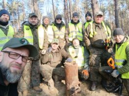 Ponad 100 letni. Odnaleziony, został przekazany do fabryki, która go wyprodukowała (GALERIA) zdjęcie grupowe po wydobyciu