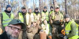 Ponad 100 letni. Odnaleziony, został przekazany do fabryki, która go wyprodukowała (GALERIA) zdjęcie grupowe po wydobyciu