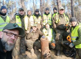 Ponad 100 letni. Odnaleziony, został przekazany do fabryki, która go wyprodukowała (GALERIA) zdjęcie grupowe po wydobyciu