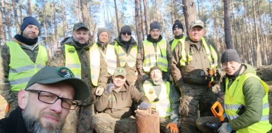 Ponad 100 letni. Odnaleziony, został przekazany do fabryki, która go wyprodukowała (GALERIA) zdjęcie grupowe po wydobyciu