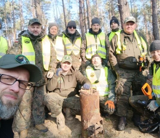 Ponad 100 letni. Odnaleziony, został przekazany do fabryki, która go wyprodukowała (GALERIA) zdjęcie grupowe po wydobyciu