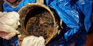 Depozyt z chorągwią wojskową 37 pp – niewiarygodne odkrycie poszukiwaczy… Chorągiew wojskowa 37 Łęczyckiego Pułku Piechoty im. ks. Józefa Poniatowskiego fot. Sochaczewska Grupa Odkrywców Historii