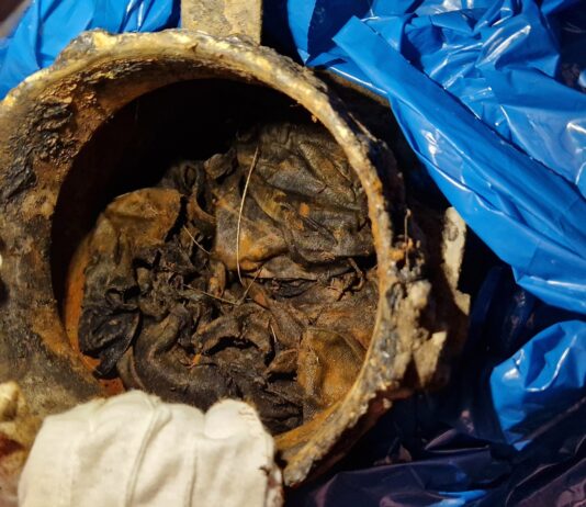 Depozyt z chorągwią wojskową 37 pp – niewiarygodne odkrycie poszukiwaczy… Chorągiew wojskowa 37 Łęczyckiego Pułku Piechoty im. ks. Józefa Poniatowskiego fot. Sochaczewska Grupa Odkrywców Historii