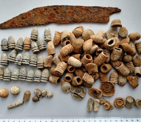 Odkryli miejsce bitwy powstańców z 1863 roku! Dziesiątki zabytków… (GALERIA) ołowiane pociski i kule oraz żelazny nóż