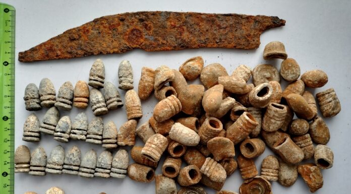 Odkryli miejsce bitwy powstańców z 1863 roku! Dziesiątki zabytków… (GALERIA) ołowiane pociski i kule oraz żelazny nóż